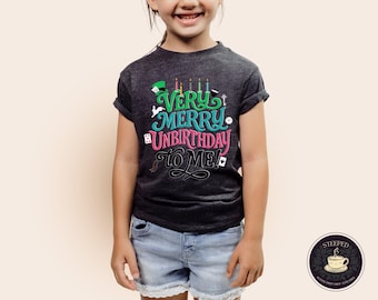 Sehr fröhlich zu meinem Geburtstag! - Trendiges stilisiertes Jugend-T-Shirt, perfekt für den Alice im Wunderland-Fan, die verrückte Hutmacher-Teeparty oder die Geburtstagsfeier