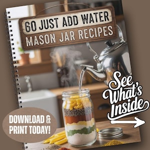 Pu&ograve; includere: Un libro di ricette a spirale intitolato "60 Just Add Water Mason Jar Recipes". L'immagine mostra un barattolo Mason pieno di ingredienti a strati, con acqua versata da un bollitore. Il testo sulla copertina dice "Download & Print Today!" e "See What's Inside."
