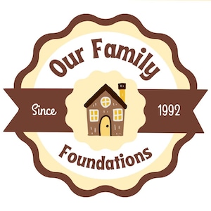 Puede incluir: Un logotipo circular con un borde marr&oacute;n festoneado y un centro color crema. Una banda horizontal marr&oacute;n cruza el medio con el texto "Since 1992". Arriba y abajo de la banda, aparece el texto "Our Family Foundations". Un icono de casa marr&oacute;n se sit&uacute;a en el centro.