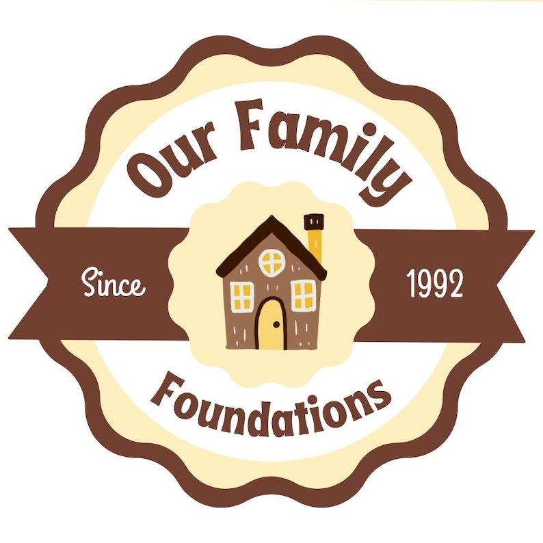 Puede incluir: Un logotipo circular con un borde marr&oacute;n festoneado y un centro color crema. Una banda horizontal marr&oacute;n cruza el medio con el texto "Since 1992". Arriba y abajo de la banda, aparece el texto "Our Family Foundations". Un icono de casa marr&oacute;n se sit&uacute;a en el centro.