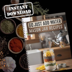 Pu&ograve; includere: Un libro di cucina intitolato "60 Just Add Water Mason Jar Recipes" con un cartello in legno rustico sulla copertina. L'immagine mostra un barattolo Mason con ingredienti a strati, una teiera che versa acqua e ciotole di spezie. Le parole "Instant Download" sono stampate in alto a sinistra.