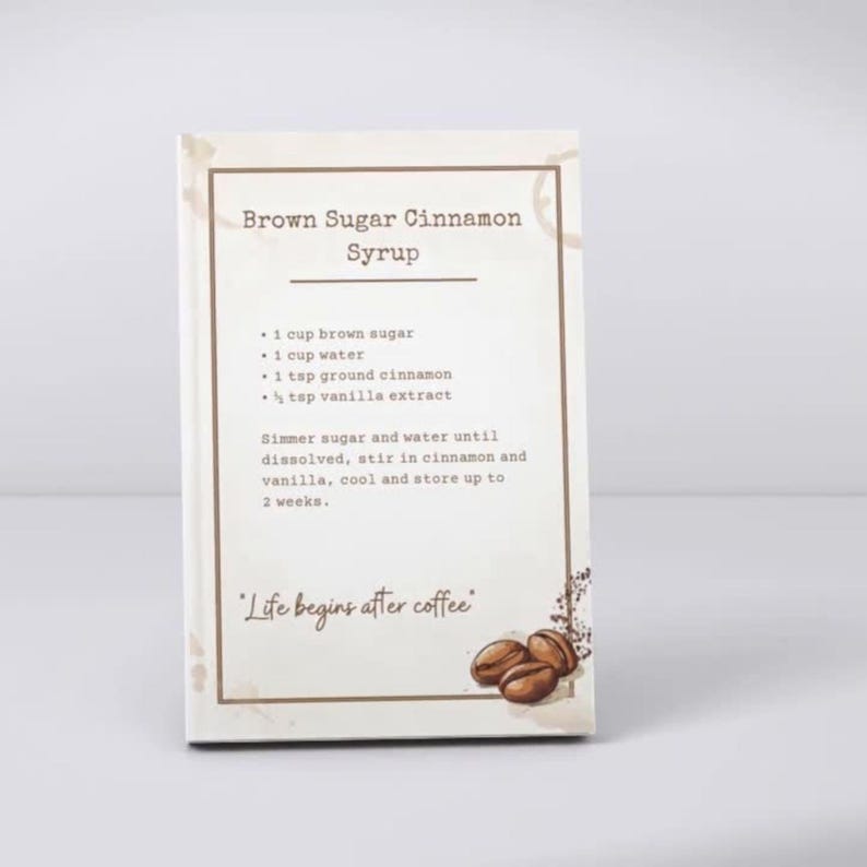 Peut inclure: Un panneau rectangulaire &agrave; fond blanc avec une bordure marron portant le texte Brown Sugar Cinnamon Syrup, une liste de recettes avec des mesures en tasses et cuill&egrave;res &agrave; caf&eacute;, des instructions, la phrase Life begins after coffee et des grains de caf&eacute;.