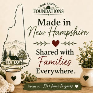 Peut inclure: Une impression graphique montrant le contour du New Hampshire avec une illustration de montagne et de maison, accompagn&eacute;e du texte Our Family Foundations, Made in New Hampshire, Shared with Families Everywhere et From our NH home to yours.