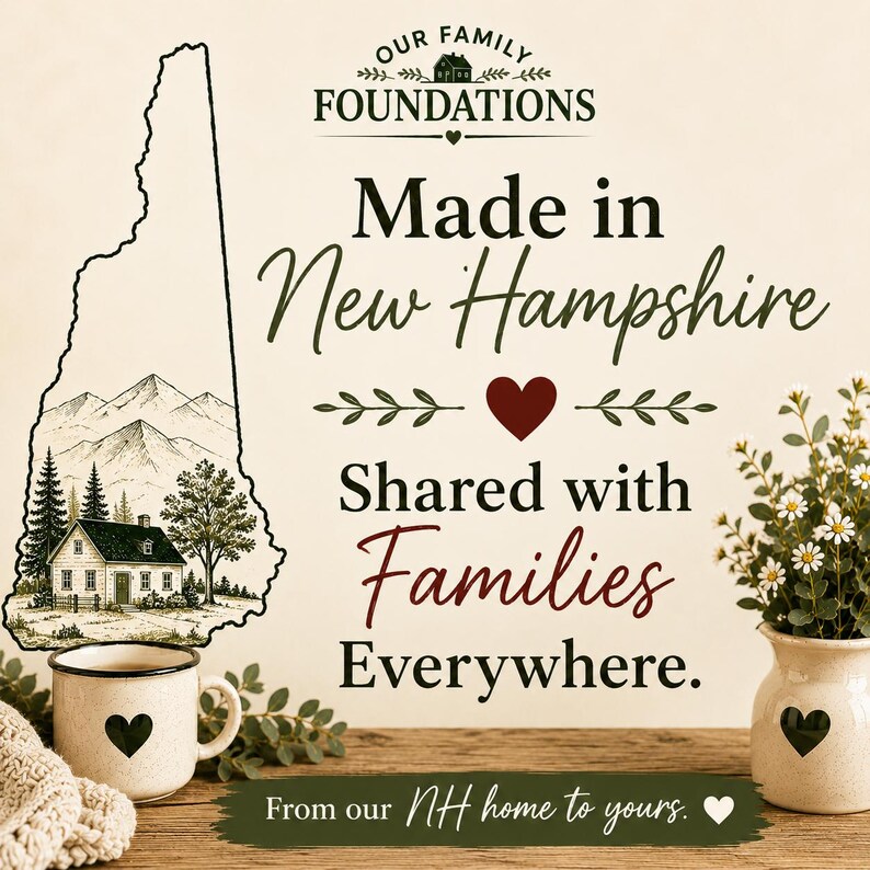 Peut inclure: Une impression graphique montrant le contour du New Hampshire avec une illustration de montagne et de maison, accompagn&eacute;e du texte Our Family Foundations, Made in New Hampshire, Shared with Families Everywhere et From our NH home to yours.
