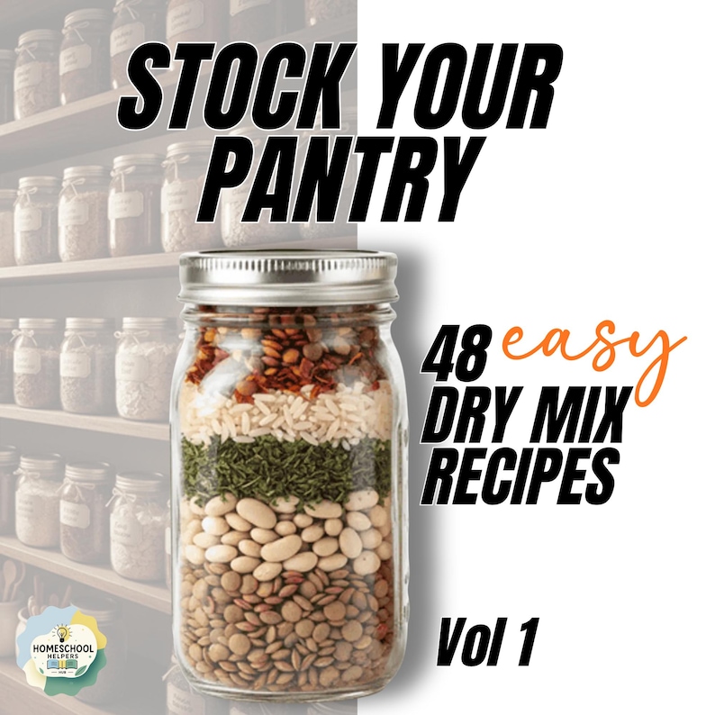 K&ouml;nnte beinhalten: Ein klares Glas mit Schichten aus trockenen Zutaten, darunter Linsen, Bohnen, Reis und Kr&auml;uter. Das Glas hat einen silbernen Deckel. Der Text lautet "STOCK YOUR PANTRY" und "48 easy DRY MIX RECIPES Vol 1."