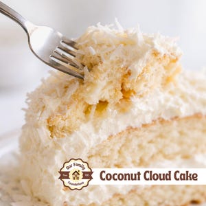 Puede incluir: Una porci&oacute;n de pastel de coco cubierto con glaseado blanco y coco rallado, con un tenedor de plata levantando un trozo. El texto Our Family Foundations Coconut Cloud Cake es visible en la parte inferior de la imagen.