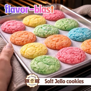 Könnte beinhalten: Ein Backblech mit einem Dutzend weichen Jello-Keksen in verschiedenen Farben: Rosa, Gelb, Grün, Orange und Blau. Die Kekse sind rund und mit Zucker bestreut. Die Wörter "flavor-blast" und "Soft Jello cookies" sind sichtbar.