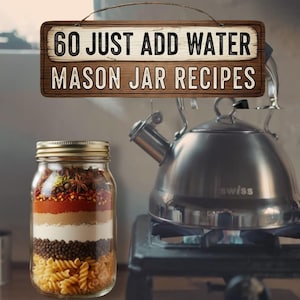 Pu&ograve; includere: Un barattolo Mason in vetro pieno di ingredienti a strati per una ricetta, tra cui pasta, spezie e condimenti. Un cartello di legno sopra recita "60 Just Add Water Mason Jar Recipes". Un bollitore in acciaio inossidabile &egrave; su un fornello a gas.