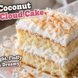 Puede incluir: Una porci&oacute;n cuadrada de Coconut Cloud Cake con dos capas de bizcocho amarillo, glaseado blanco y coco tostado por encima. El texto Coconut Cloud Cake y Light, Fluffy & Dreamy es visible junto con gr&aacute;ficos de corazones y l&iacute;neas rosas.