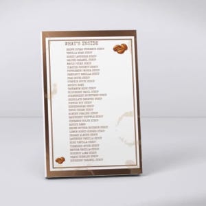 Peut inclure: Un panneau de menu rectangulaire avec une bordure marron et un fond blanc intitul&eacute; WHAT'S INSIDE. Il &eacute;num&egrave;re divers parfums de sirop comme Brown Sugar Cinnamon, Vanilla Bean et Honey Lavender, d&eacute;cor&eacute; de petites illustrations de grains de caf&eacute;.