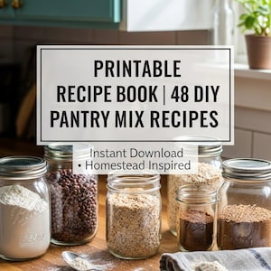Könnte beinhalten: Eine Anordnung von Gläsern mit trockenen Zutaten wie Mehl und Haferflocken auf einer Holzoberfläche. Ein Löffel und ein Leinentuch sind ebenfalls vorhanden. Das Bild enthält den Text "PRINTABLE RECIPE BOOK | 48 DIY PANTRY MIX RECIPES".