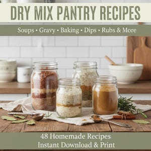 K&ouml;nnte beinhalten: Bild von vier Gl&auml;sern, gef&uuml;llt mit Trockenmischungszutaten f&uuml;r Vorratskammerrezepte. Auf der Holzoberfl&auml;che steht "DRY MIX PANTRY RECIPES" und "48 Homemade Recipes Instant Download & Print".