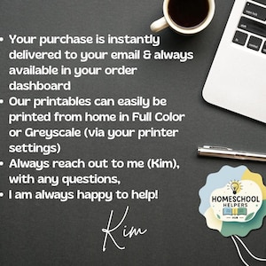 Puede incluir: Vista a&eacute;rea de un espacio de trabajo con un port&aacute;til, una taza de caf&eacute; y un bol&iacute;grafo. El texto en la superficie oscura dice: "Su compra se entrega instant&aacute;neamente en su correo electr&oacute;nico..." y el logotipo de "Homeschool Helpers".