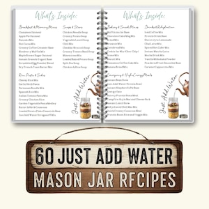 Pu&ograve; includere: Un libro di cucina a spirale con un cartello di legno sottostante. Il libro elenca ricette per la colazione, zuppe, contorni e altro. Il cartello recita "60 JUST ADD WATER MASON JAR RECIPES."