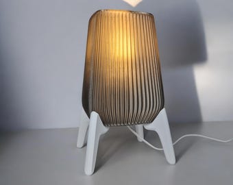 Lámpara de mesa de diseño moderno – FREYA – Iluminación ambiental con pantalla texturizada para decoración de interiores