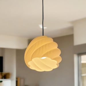 Pantalla de lámpara colgante de diseño escultural, luminaria moderna de estilo orgánico, hecha a mano en Francia, bioplástico de origen vegetal, casquillo E27 — Kamba