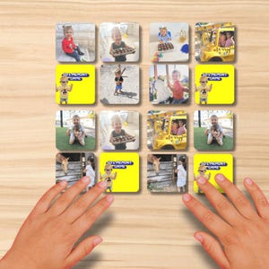 Pode incluir: Um jogo da memória com peças quadradas com crianças e um ônibus amarelo. Algumas peças têm o texto "LET'S MEMORY GAME" com um personagem de desenho animado. O jogo está em uma superfície de madeira.