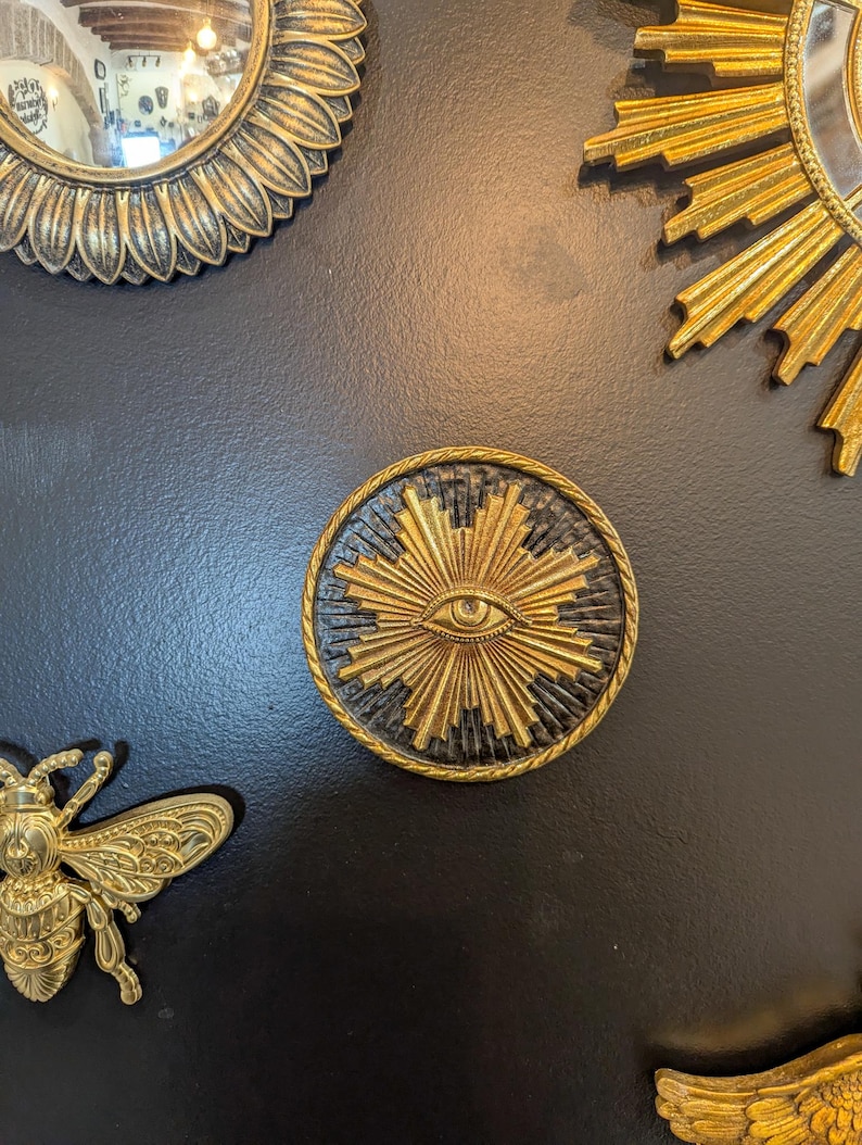 decoration murale avec symbole illuminati du soleil avec l'oeil à l'interieur. Medaillon type ex voto