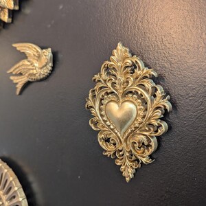 Cœur sacré doré Ex Voto, décoration murale romantique et luxueuse, cabinet de curiosités.