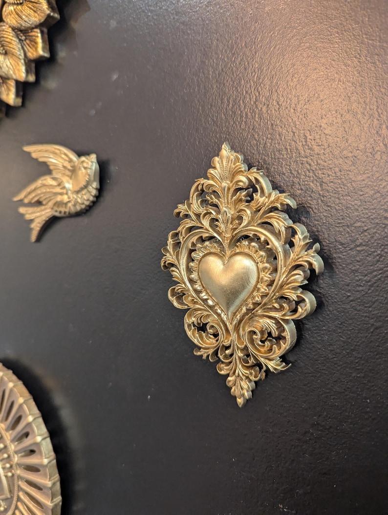 Cœur sacré doré Ex Voto, décoration murale romantique et luxueuse, cabinet de curiosités.