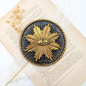 decoration murale avec symbole illuminati du soleil avec l'oeil à l'interieur. Medaillon type ex voto