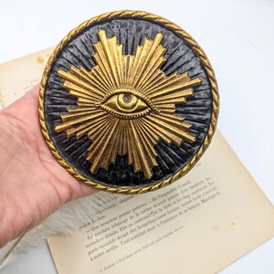 decoration murale avec symbole illuminati du soleil avec l'oeil à l'interieur. Medaillon type ex voto