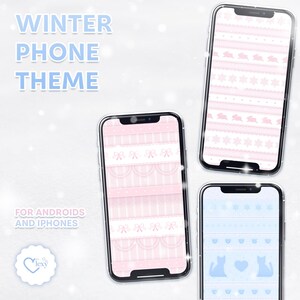 Op de afbeelding: Drie smartphones met winterthema achtergronden. De schermen tonen patronen in roze en blauw, waaronder strikken, konijnen, sneeuwvlokken en katten. De tekst "WINTER PHONE THEME" is bovenaan zichtbaar, met daaronder "FOR ANDROIDS AND IPHONES".