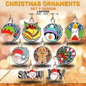 Può includere: Un set di nove ornamenti natalizi in legno. I disegni includono un elfo, campane, un pinguino, una candela, Babbo Natale, un omino di pan di zenzero, un bastoncino di zucchero e le parole "SNOW" e "JOY". Gli ornamenti sono larghi circa 9,5 cm.