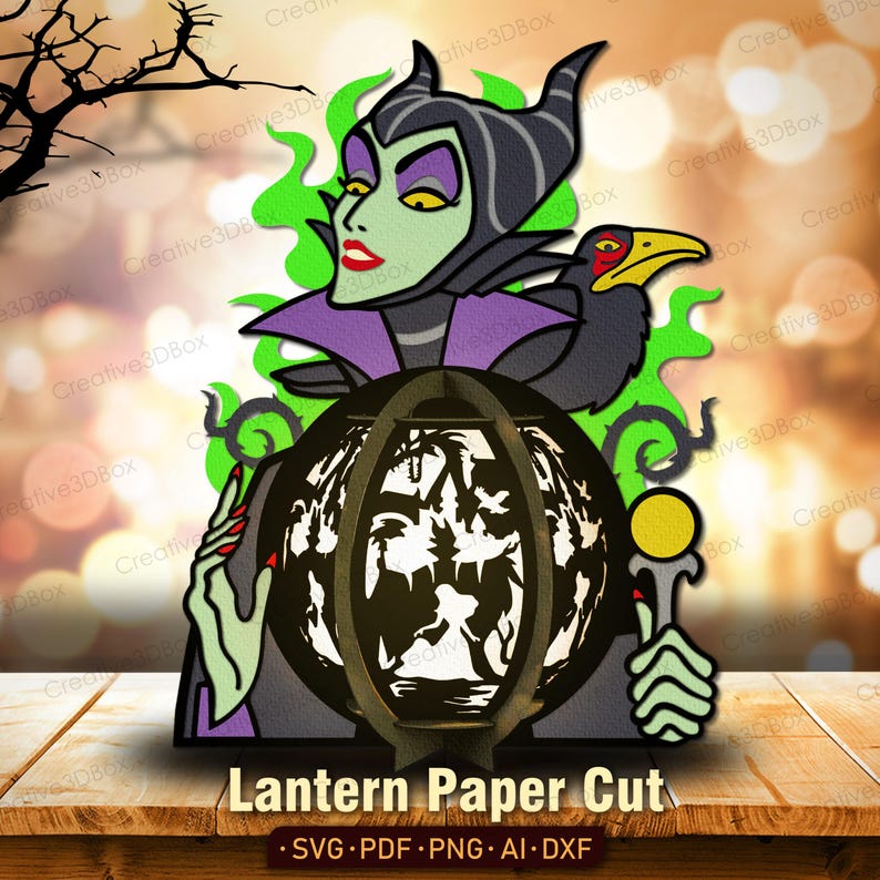 Puede incluir: Una linterna de papel recortado con un personaje de piel verde con cuernos negros y un cuello morado, sosteniendo un bast&oacute;n. Un cuervo negro est&aacute; posado en el hombro del personaje. La linterna tiene un dise&ntilde;o de silueta detallado. El texto "Lantern Paper Cut" est&aacute; en la parte inferior.