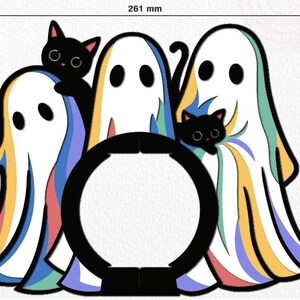 以下が含まれることがあります： ハロウィーンをテーマにした装飾で、虹色のアクセントと黒猫をあしらった3つの白い幽霊の姿が特徴です。 デザインには、幅26.1cm、高さ20.4cmの黒い円形フレームが含まれています。
