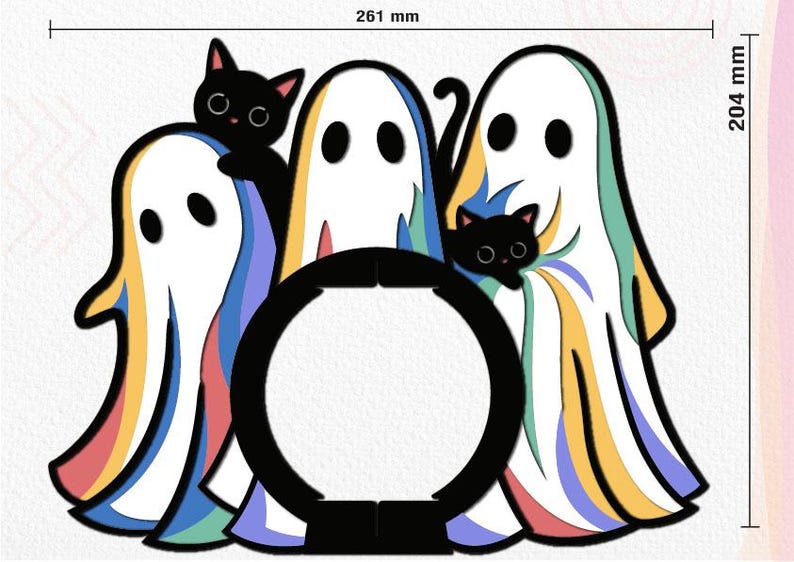 以下が含まれることがあります： ハロウィーンをテーマにした装飾で、虹色のアクセントと黒猫をあしらった3つの白い幽霊の姿が特徴です。 デザインには、幅26.1cm、高さ20.4cmの黒い円形フレームが含まれています。