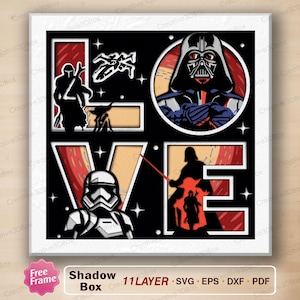 Puede incluir: Una caja de sombras en blanco y negro con la palabra "LOVE" con personajes de Star Wars. La "L" tiene una silueta de una figura con un blaster, la "O" tiene a Darth Vader, la "V" tiene un Stormtrooper y la "E" tiene a Darth Vader con un sable de luz.