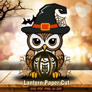 Może przedstawiać: Halloweenowy projekt wycinanki z papieru przedstawiający sowę w kapeluszu czarownicy z pomarańczową opaską i klamrą. Sowa trzyma latarnię o upiornym wzorze. U dołu znajduje się napis "Lantern Paper Cut".