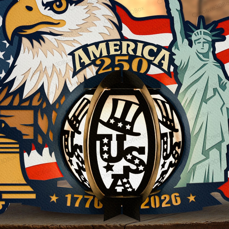 K&ouml;nnte beinhalten: Ein patriotisches 3D-Layer-Kunstwerk mit einem Adler, der Freiheitsstatue und der amerikanischen Flagge. Das Design enth&auml;lt die Texte "AMERICA 250", "USA", "1776" und "2026". Das zentrale Element ist eine laternenartige Struktur.