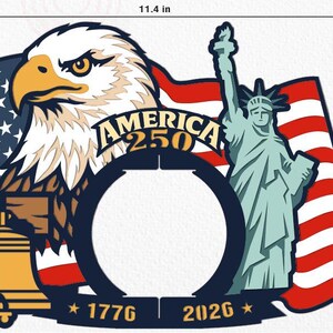 K&ouml;nnte beinhalten: Ein patriotisches Design mit einem Adler, der Freiheitsstatue und der amerikanischen Flagge. Das Design enth&auml;lt den Text "AMERICA 250", "1776" und "2026". Der Artikel ist 29 cm breit und 20 cm hoch.