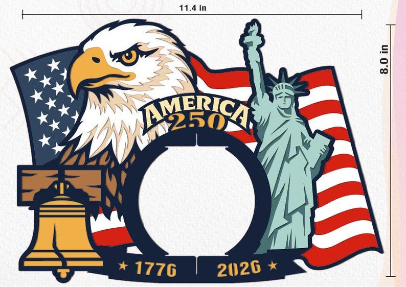 K&ouml;nnte beinhalten: Ein patriotisches Design mit einem Adler, der Freiheitsstatue und der amerikanischen Flagge. Das Design enth&auml;lt den Text "AMERICA 250", "1776" und "2026". Der Artikel ist 29 cm breit und 20 cm hoch.