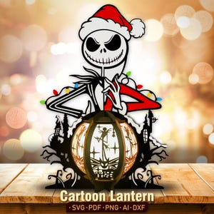 Könnte beinhalten: Eine schwarz-weiße Cartoon-Laterne mit Jack Skellington mit Weihnachtsmütze. Die Laterne hat eine runde, beleuchtete Mitte mit einem Silhouette-Design. Der Sockel hat ein dekoratives Ausschnitt-Design mit den Worten "Cartoon Lantern".