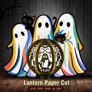 以下が含まれることがあります： ハロウィーンをテーマにしたペーパーカットのデザイン。カラフルなアクセントと黒猫が特徴の3つの幽霊が描かれています。幽霊と猫のデザインの装飾的なランタンが前景にあります。「Lantern Paper Cut」というテキストが下にあります。