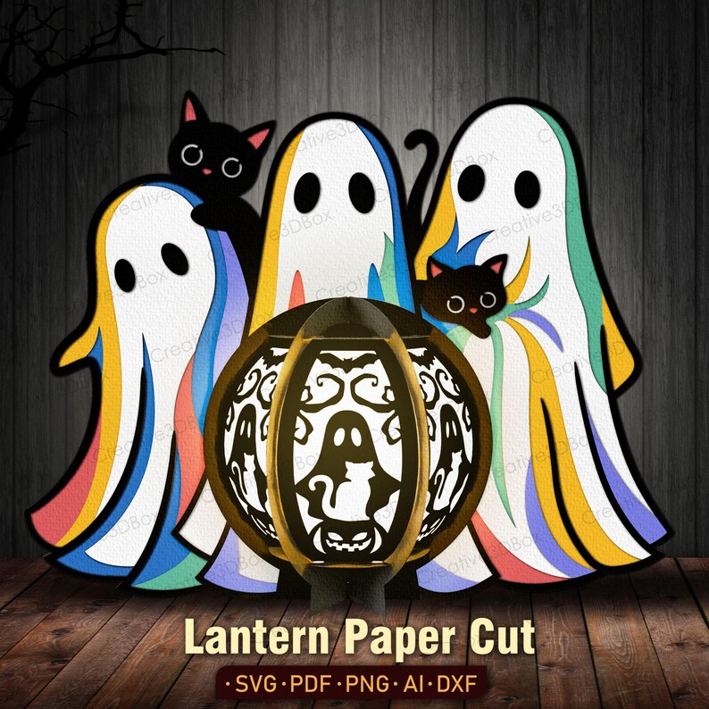以下が含まれることがあります： ハロウィーンをテーマにしたペーパーカットのデザイン。カラフルなアクセントと黒猫が特徴の3つの幽霊が描かれています。幽霊と猫のデザインの装飾的なランタンが前景にあります。「Lantern Paper Cut」というテキストが下にあります。