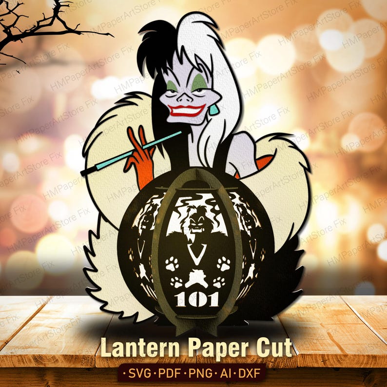 Puede incluir: Una linterna de papel recortado con Cruella de Vil, con un dise&ntilde;o en blanco y negro. La linterna tiene im&aacute;genes recortadas del personaje y el n&uacute;mero 101. El texto "Lantern Paper Cut" est&aacute; en la parte inferior.