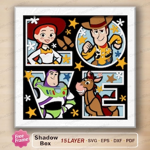 Peut inclure: Un design de boîte à ombre multicouche représentant le mot LOVE avec les personnages Jessie, Woody, Buzz l'Éclair et Pile-Poil. L'illustration inclut des étoiles jaunes et des fleurs blanches sur fond noir, en format 15 couches SVG, EPS, DXF et PDF.