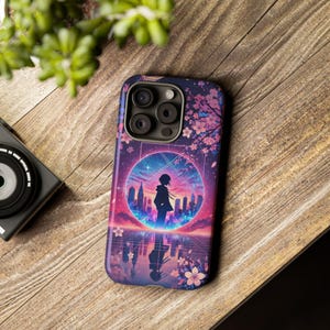 Funda rígida de anime cyberpunk con silueta de ciudad de neón estética y protección gótica de vaporwave.