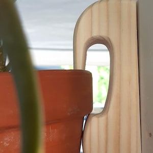 Wall-mounted flower pot holder - discreet wall hanger for terracotta pots - wooden decoration