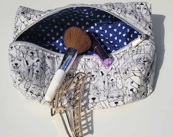 Bolsa de maquillaje de algodón francés con cremallera, hecha a mano y acolchada con diseño de perro.