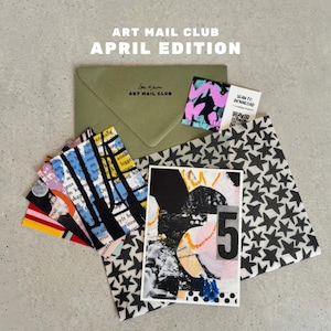Può includere: Un'immagine di un set "Art Mail Club April Edition". Include una busta verde oliva, una carta con "Art Mail Club", una carta con "Scan to Download" e biglietti d'arte con disegni astratti e il numero "5".