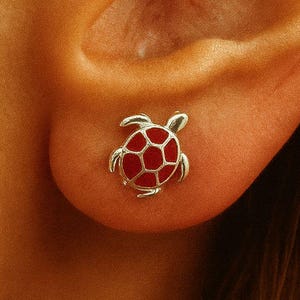 Kleine rode emaille schildpadoorknopjes: sterlingzilveren zeeschildpadsieraden