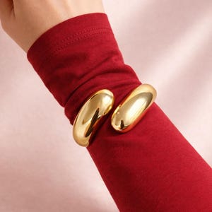 Vergoldeter klobiger Armreif aus Messing, skulpturale Statement Armspange, moderner minimalistischer Schmuck