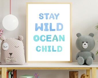 Póster imprimible para guardería / Aula Montessori / Arte costero para habitación de bebé - Stay Wild Ocean Child / Regalo para bebé / Sala de juegos para niños pequeños / Decoración oceánica