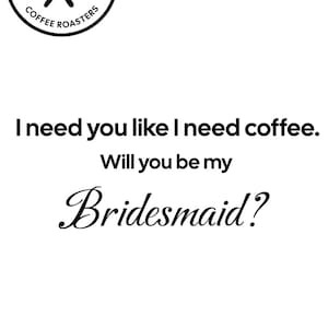 Op de afbeelding: Een witte kaart met zwarte tekst die luidt: "Ik heb je nodig zoals ik koffie nodig heb. Wil je mijn bruidsmeisje zijn?" De kaart bevat ook de tekst "@stridingpoetcoffee", "stridingpoetcoffee.com", "4 oz Net Wt." en "Roasted in Bolivar, MO".
