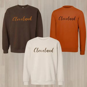 Bluza unisex z okrągłym dekoltem i haftem Script Cleveland